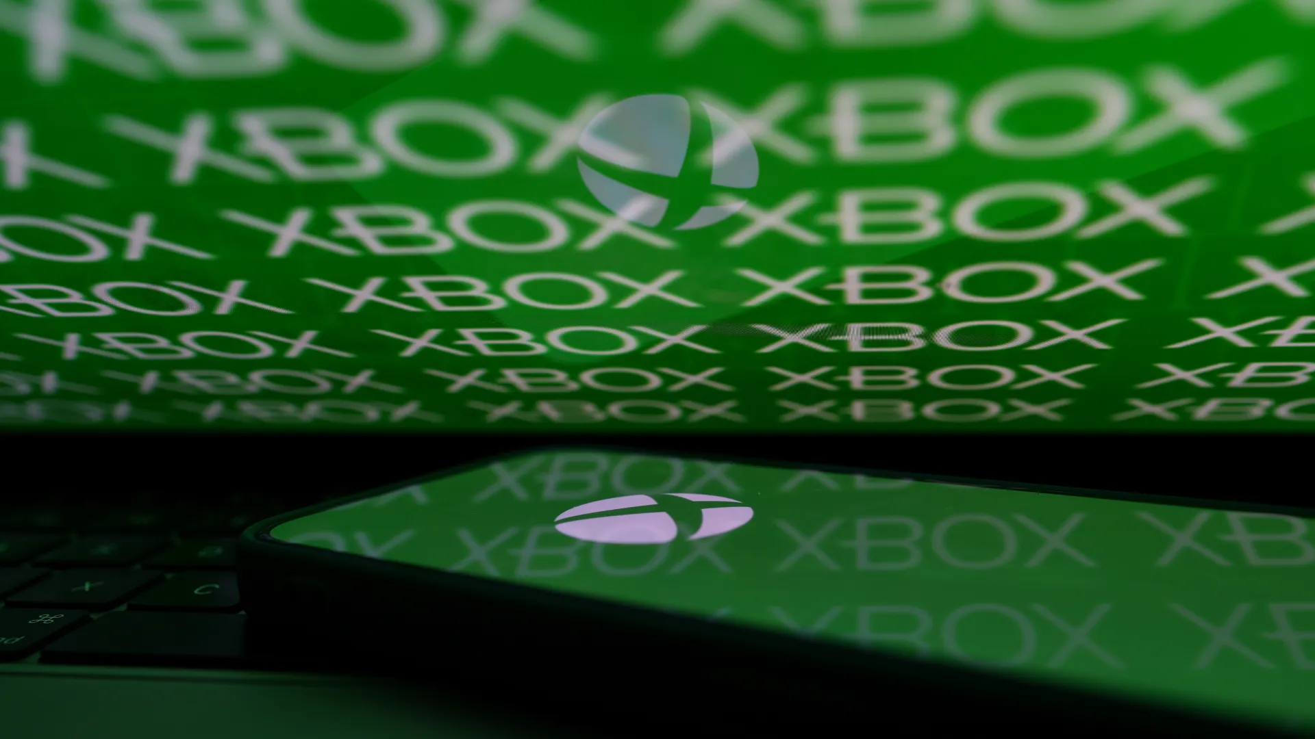 Ловко уклонившись от подтверждения слухов о портативной консоли Xbox, Фил Спенсер говорит, что он в восторге от "работы, которую ведет команда над различными форм-факторами".
